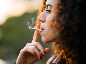 mulher fumando cigarro